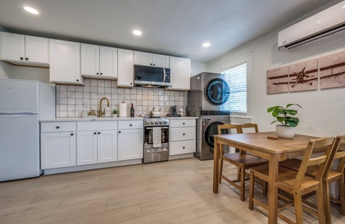 Denton Apartment | The Vanderbilt Mansion Apt 11 Near Downtown and TWU