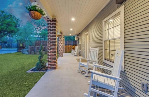 Denton Apartment | The Vanderbilt Mansion Apt 11 Near Downtown and TWU