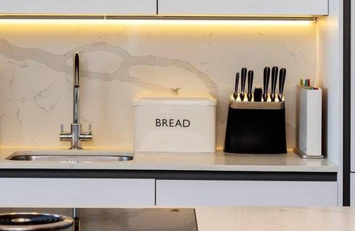 Southfield Apartment | The Vantage Point, by Veeve