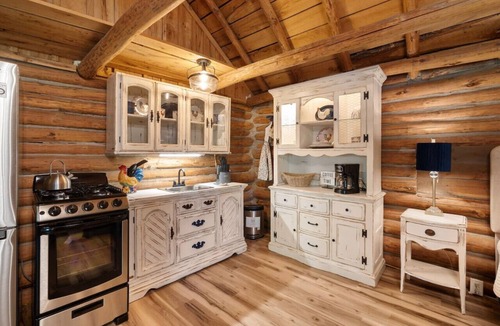 Rudy Cabin | The Velvet Rooster – Cozy Cabin Stay with Pasture Views & Modern Comforts