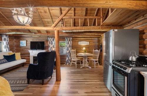 Rudy Cabin | The Velvet Rooster – Cozy Cabin Stay with Pasture Views & Modern Comforts