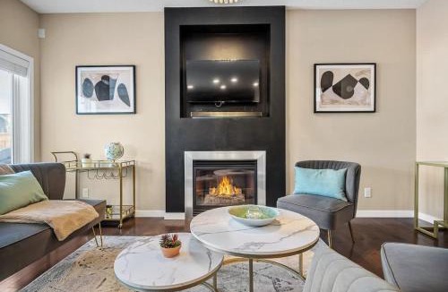 Southeast Calgary House | The Venti - 3BD 2BA Yard Garage & Upper Suite