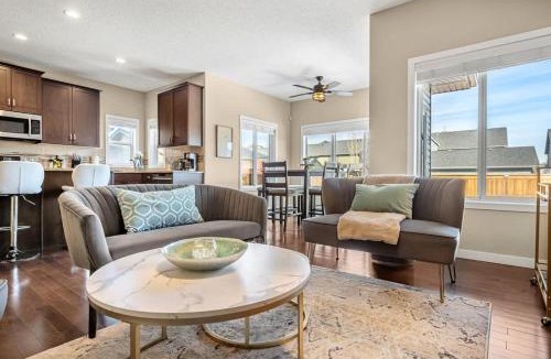 Southeast Calgary House | The Venti - 3BD 2BA Yard Garage & Upper Suite