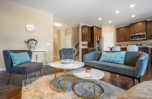 Southeast Calgary House | The Venti - 3BD 2BA Yard Garage & Upper Suite