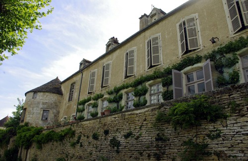 Noyers-sur-Serein House | The Victoire family home of one to ten people