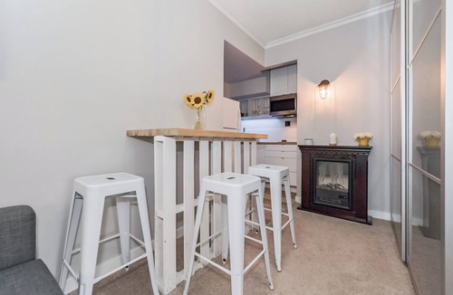Elora Apartment | The VICTORIA: Petit Appartment