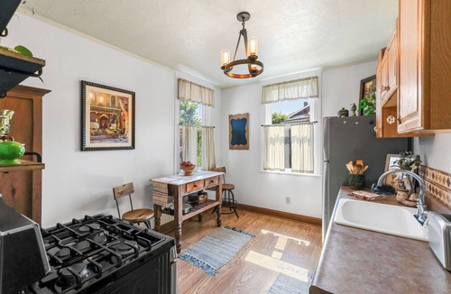 Pittsburgh House | The Victoria