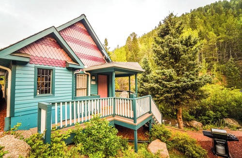 Rainbow Valley Cottage | The Victorian at Valley Glen- a romantic mountain getaway