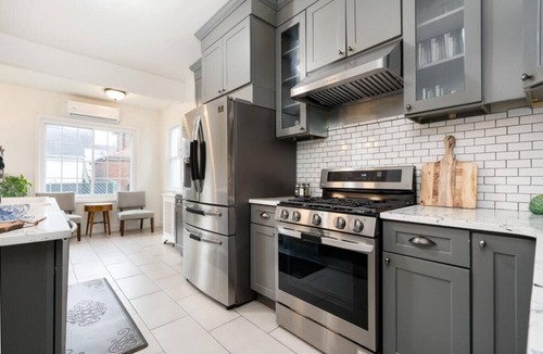 North Side House | The Victorian Blue 25min to NYC