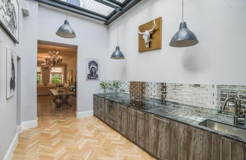 Moffat Apartment | The Victorian Residence