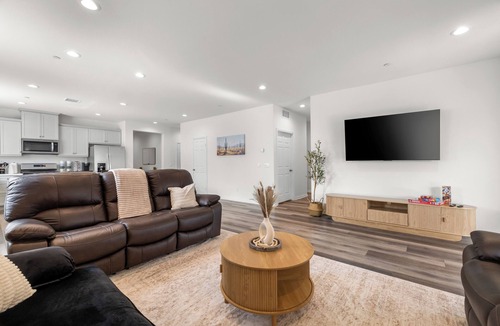 Victorville House | The Victorvilla - 5BR Retreat, Near Mall & Freeway