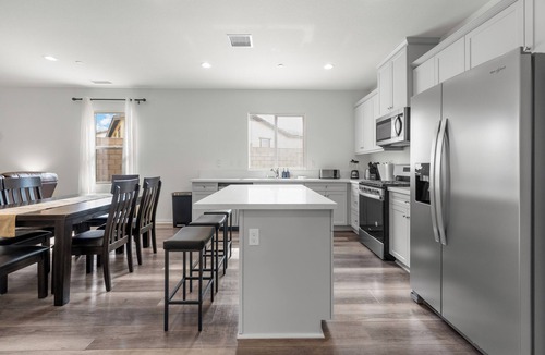 Victorville House | The Victorvilla - 5BR Retreat, Near Mall & Freeway