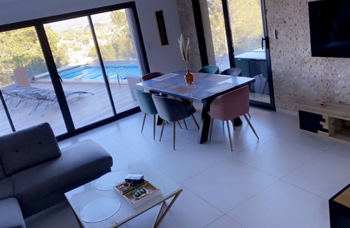 Vedene Villa | THE VIEW Californian villa with suspended pool
