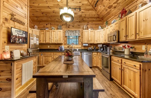 Gatlinburg Cabin | “THE VIEW” ELEGANT, Gorgeous Views,Pool,Pet Friendly,King beds VRBO DISCOUNTS