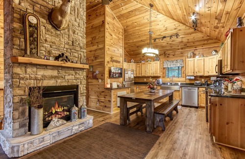 Gatlinburg Cabin | “THE VIEW” ELEGANT, Gorgeous Views,Pool,Pet Friendly,King beds VRBO DISCOUNTS