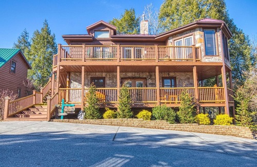 Gatlinburg Cabin | “THE VIEW” ELEGANT, Gorgeous Views,Pool,Pet Friendly,King beds VRBO DISCOUNTS