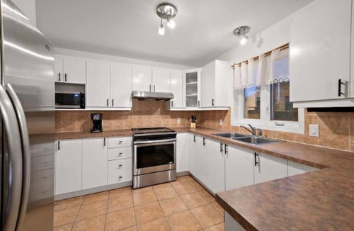 Montreal Villa | The VILLA - Large Pool, 12ft Hedges, Full Privacy