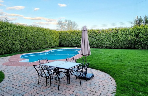 Montreal Villa | The VILLA - Large Pool, 12ft Hedges, Full Privacy