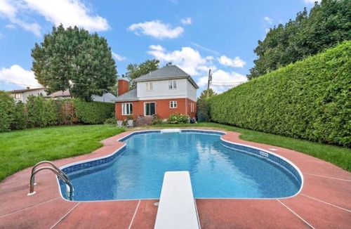 Montreal Villa | The VILLA - Large Pool, 12ft Hedges, Full Privacy