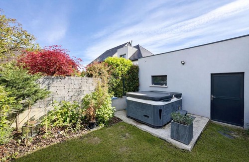 Truchtersheim House | The Villa of the Vines Pool & Jacuzzi