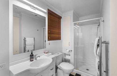 Anderson Park Apartment | The Village Apartment, just steps to the Village shops, bars and restaurants