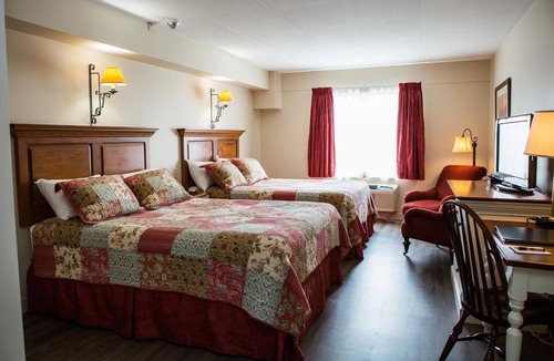 Lakefield Hotel | The Village Inn