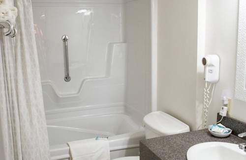 Lakefield Hotel | The Village Inn