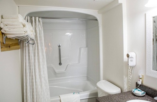 Lakefield Hotel | The Village Inn