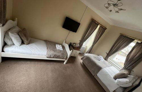 Lanark Hotel | The Village Inn