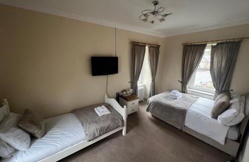 Lanark Hotel | The Village Inn