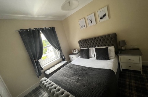 Lanark Hotel | The Village Inn
