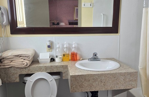 Iron Bridge Hotel | The Village Inn Motel