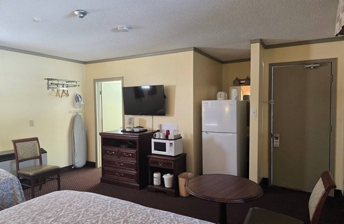 Iron Bridge Hotel | The Village Inn Motel