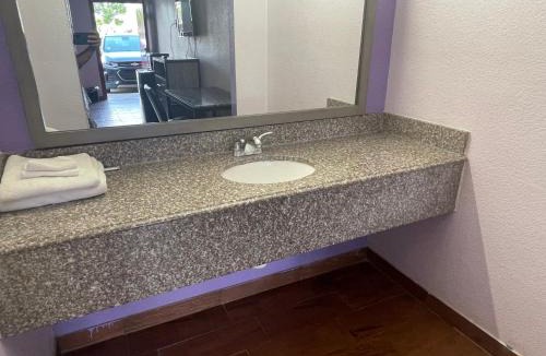 Denham Springs Hotel | The village inn