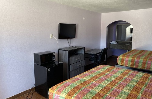 Denham Springs Hotel | The Village Inn