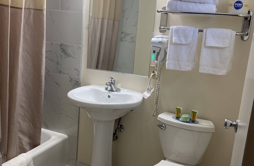 Williamstown Hotel | The Villager Motel