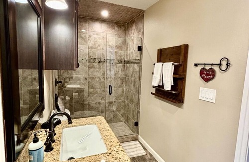 New Ulm Resort | The Vine - Lovely "Lonestar Cottage" on Vineyard with Private Lake, Sleeps 6