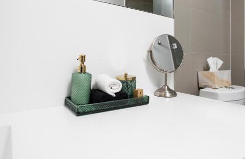 Toronto Entertainment District Apartment | The Vine & View Suite