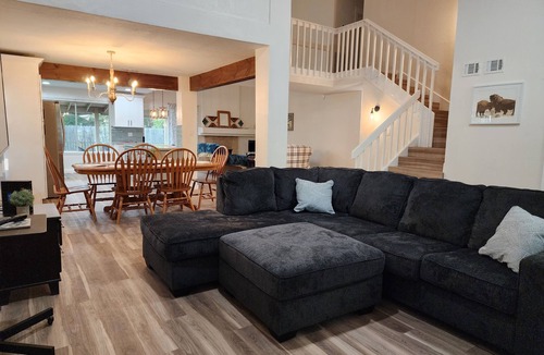 Louetta House | The Vintage Cozy Bungalow Tranquil 3-bedroom House in Tomball AC Near Everything