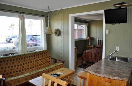 Batchawana Bay Hotel | The Voyageurs' Lodge