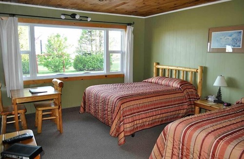 Batchawana Bay Hotel | The Voyageurs' Lodge