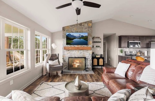 Front Royal Cottage | The VUE Mountaintop 4BR Hot Tub & Views