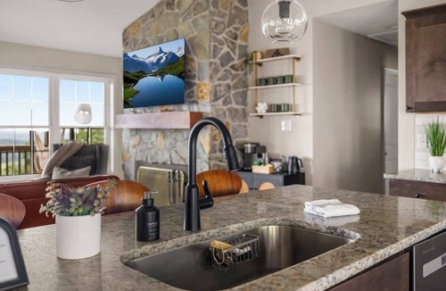 Front Royal Cottage | The VUE Mountaintop 4BR Hot Tub & Views
