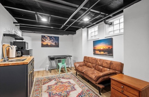 Shadyside Apartment | The Walnut Suites - The Emerald Suite