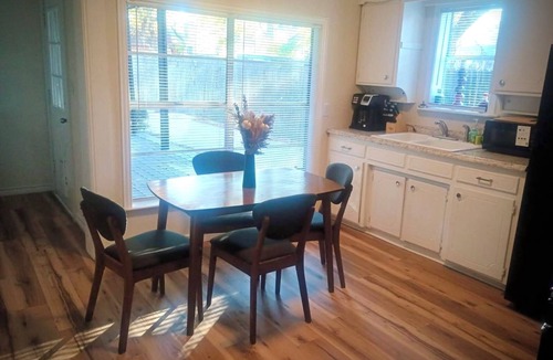Weatherford House | The Wander Inn: 2 Bed-2 Bath Bungalow Recently Renovated, Walk to Downtown