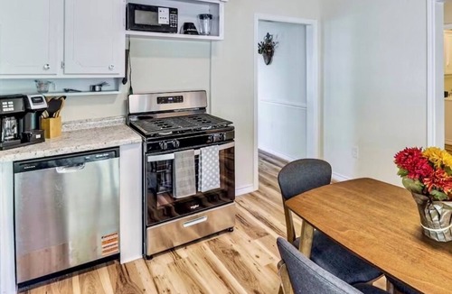 Weatherford House | The Wander Inn: 2 Bed-2 Bath Bungalow Recently Renovated, Walk to Downtown