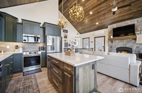 Mammoth Creek House | The Wandering Doe Readers Retreat with Hot Tub
