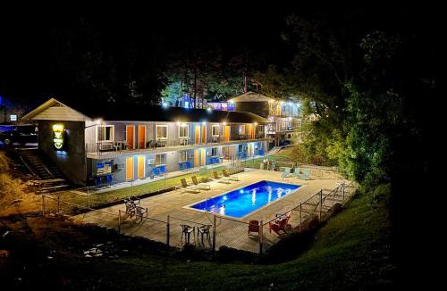 Eureka Springs Historic District Hotel | The Wanderoo Lodge