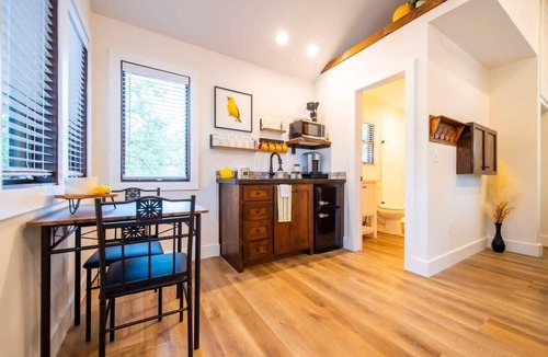 Elm Mott RV Rental | The Warbler Treehouse 15 MIn to Magnolia & Baylor