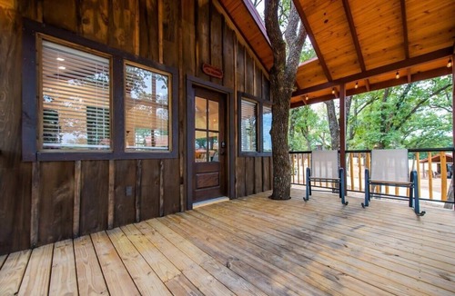 Elm Mott RV Rental | The Warbler Treehouse 15 MIn to Magnolia & Baylor